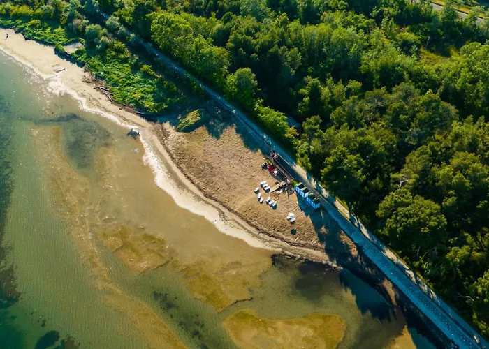 池塘乡村酒店 假日公园 4*